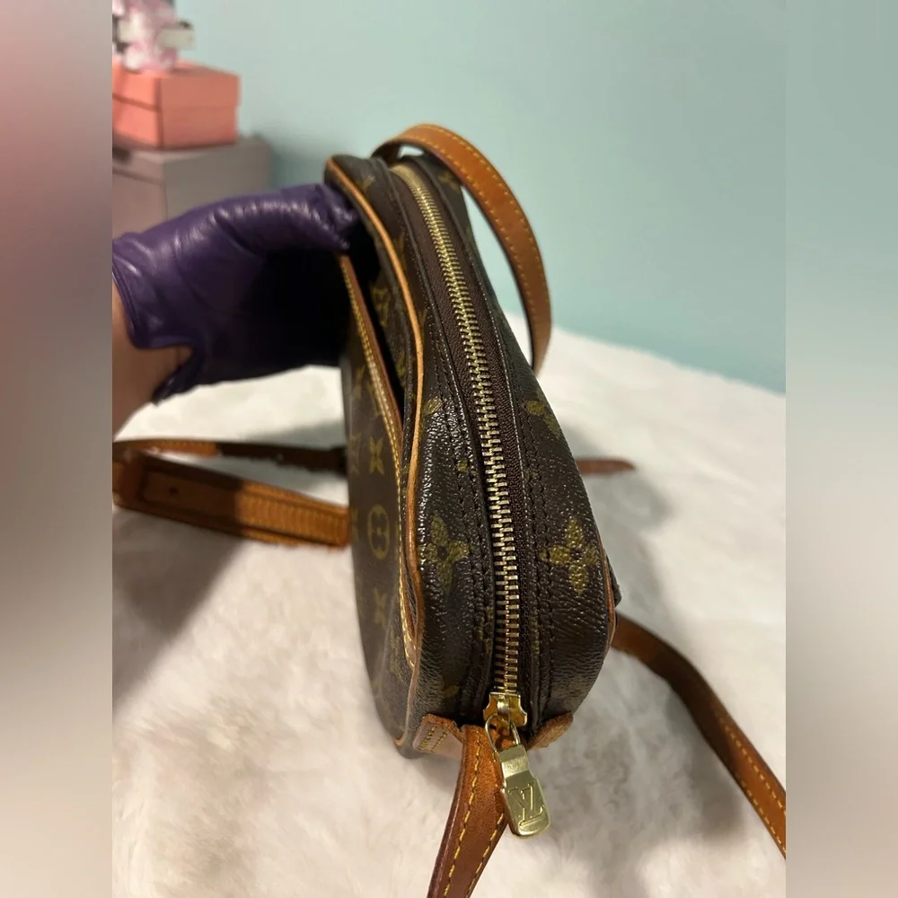 Louis Vuitton Jeune Fille Crossbody Monogram PM size. Great condition. - Picture 8 of 9